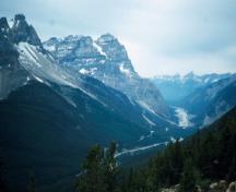 Vue générale du Col-Kicking Horse, qui montre les paysages de montagne qui entourent ce corridor de transport de chaque côté.; Agence Parcs Canada / Parks Canada Agency.