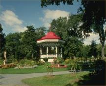 Vue générale des Jardins publics de Halifax, qui montre l’architecture paysagère équilibrée et remarquable de l’ère victorienne respectant les principes « jardinesques », 1992.; Parks Canada / Parcs Canada 1992 (HRS 0965)