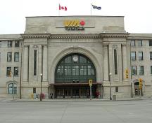 Vue générale de la Gare Union / gare du Canadien National à Winnipeg, qui montre la monumentalité de l'entrée principale, 2006.; Union Station Winnipeg, Dan McKay, October 2006.