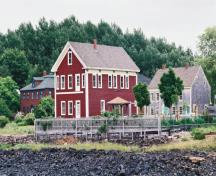 General view of Annapolis Royal Historic District, showing the harmonious design elements, including wood siding, gable roofs, verandahs and projecting bays.; Parks Canada Agency / Agence Parcs Canada, Ian Doull.