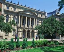 General view of Osgoode Hall showing ts basic form, consisting of projecting wings joined by a long, centre section, 1993.; Parks Canada Agency / Agence Parcs Canada, J Butterill, 1993.