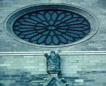 Vue détailée de la basilique St. Patrick, qui montre la rosace de style néo-gothique français, 1995.; Parks Canada Agency / Agence Parcs Canada, P. St. Jacques, 1995.