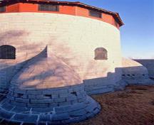 Détail de la tour Murney montrant sa construction à l'épreuve des incendies et des bombes, avec d'épais murs de pierre calcaire.; Parks Canada Agency / Agence Parcs Canada, J. Butterill, 1994.