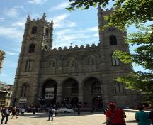 Vue en angle de la façade de l'église catholique Notre-Dame / basilique-Notre-Dame; Parks Canada Agency | Agence Parcs Canada, D. Desjardins, 2016.
