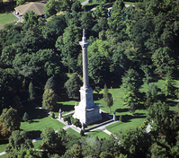 Hauteurs de Queenston, vue aérienne qui montre le monument de Brock.; Parks Canada / Parcs Canada
