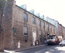 Vue en angle de la maison Monk montrant la façade avant, 1988.; National Defence / Défense nationale, 1988.
