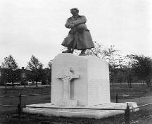 Cette photo de 1923 dépeint le monument aux morts qui a été dévoilé dans Victoria Park le 11 novembre 1922. C'est un de plusieurs monuments trouvés dans le parc.; Moncton Museum