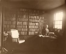 John Clarence Webster dans sa bibliothèque; private collection