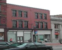 Cette image montre les alentours de l'édifice et sa proximité avec les autres édifices sur la côte de la rue King, 2004.; City of Saint John