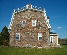 Side elevation, Smith-Duckenfield House, Selma, NS, 2004.; Heritage Division, NS Dept. of Tourism, Culture and Heritage, 2004.   
    
