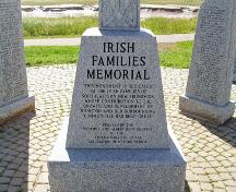 L'inscription est taillée dans la base de la croix celtique, la pièce maîtresse du monument commémoratif des familles irlandaises.; Moncton Museum