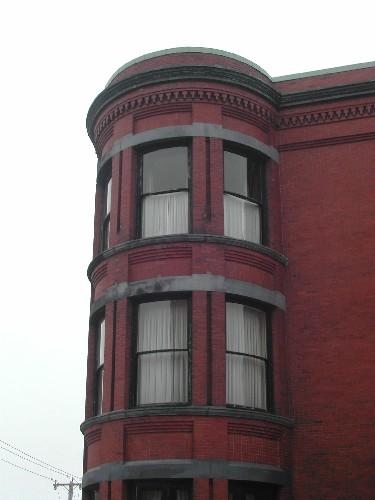 Club Union - les fenêtres en baie et la corniche