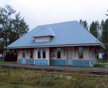 Vue en angle de la gare ferroviaire du Canadien National, montrant les façades de l'arrière et du côté, 1992.; Cliché Ethnotech inc., 1992.