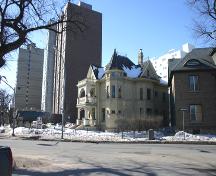 Vue contextuelle - du nord-est de la maison Benard, Winnipeg, 2006; Historic Resources Branch, Manitoba Culture, Heritage and Tourism, 2006