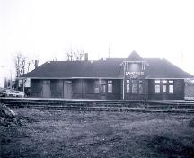 Vue générale montrant une façade de la gare de VIA Rail/Canadien National, 1993.; Heritage Research Associates Inc., Nancy Fairbairn, 1992.