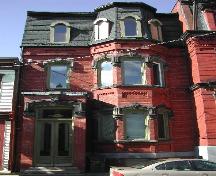 Cette photographie montre une vue globale de la façade qui donne sur la rue Horsfield, 2005.; City of Saint John