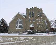 Exterior view of Knox Presbyterian Church featuring the square corner tower, 2004.; Government of Saskatchewan, J. Winkel, 2004