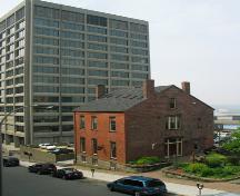 Cette image montre l'édifice de deux étages et demi situé au 9, Chipman Hill.; Province of New Brunswick