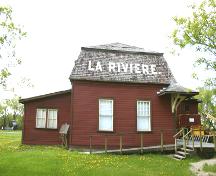 Façade est de la gare du Canadien Pacifique de La Rivière, région de La Rivière, 2006; Historic Resources Branch, Manitoba Culture, Heritage, Tourism and Sport, 2006