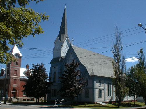 Vue de l'église sur le boulevard Milltown