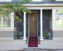 Cette photographie montre l'entrée avec dentelets et colonnes soutenant le toit du porche, 2005; City of Saint John