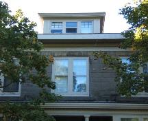 Cette photographie montre l'avant toit et la lucarne centrale, ainsi qu'une fenêtre double 6 sur 1, 2005; City of Saint John