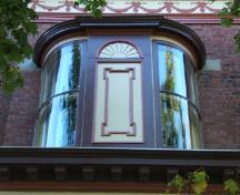 Cette photographie montre la fenêtre en oriel, ainsi qu'une partie de la frise sous la corniche, 2005; City of Saint John