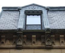 Cette image montre la lucarne à fronton, le toit en mansarde et la corniche à consoles, 2005; City of Saint John