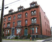 Cette photographie montre une vue globale de l'édifice, ainsi que le 75 et 77, rue Orange, 2005; City of Saint John
