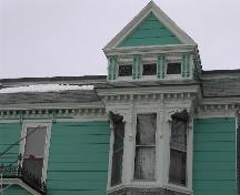 Cette photographie montre la partie supérieure de la fenêtre en baie ornée surmontée d'une lucarne à pignon, 2005; City of Saint John