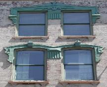 Cette photographie montre une paire de fenêtres à arche segmentée, ainsi qu'une paire de fenêtres rectangulaires, 2005; City of Saint John