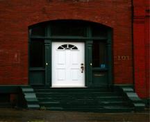 Cette photographie montre l'entrée de l'édifice avec l'imposte et les fenêtres latérales, 2007; City of Saint John