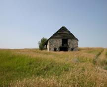 Contextual view, from the south, of the Reeves Barn, Alexander area, 2007; Historic Resources Branch, Manitoba Culture, Heritage and Tourism, 2007