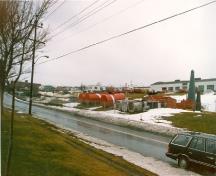 Vue générale du Bâtiment 204 à Pleasantville à la droite de l'image, 1986.; Public Works and Government Services Canada / Travaux publics et Services gouvernementaux Canada, 1986.