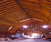 Vue de l'intérieur de la grange, qui montre le toit en mansarde à pente moyenne, 1995.; Parks Canada Agency / Agence Parcs Canada, 1995.