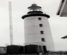 Vue générale du phare, qui montre sa hauteur et sa forme cylindrique, vers 1970.; Transport Canada / Transports Canada, circa / vers 1970.
