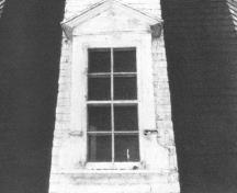 Vue en détail du phare, qui montre les linteaux triangulaires au-dessus des fenêtres, 1975.; Parks Canada Agency / Agence Parcs Canada Dudley Witney, 1975.