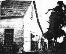 Photographie historique de la maison et famille Kinkade, montrant l'appentis original et le détail du toit ainsi que des fenêtres, avant 1913.; Marshall-Stevenson Wildlife Area, avant 1913 / pre-1913.