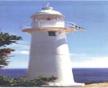 Vue avant du Phare à Bull Head, qui montre le volume cylindrique de la tour, 1991.; Canadian Coast Guard / Garde côtière canadienne, 1991.