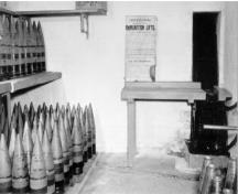 Vue de l'intérieur de l'emplacement des pièces, magasin et abri d’équipage 1, qui montre les dépôts pour les explosifs et les obus, vers 1945.; Department of National Defence / Ministère de la Défense nationale.