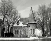 View of the Administration Building, showing the copper roofing with finial, weathervane and dormers, 1992.; Agence Parcs Canada / Parks Canada Agency, 1992.