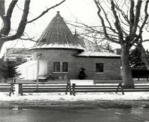 View of the Administration Building, showing the single-storey, asymmetrical massing, 1992.; Agence Parcs Canada / Parks Canada Agency, 1992.