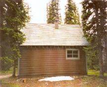 Side view of the Camp Parker Warden Cabin.; Agence Parcs Canada / Parks Canada Agency, 1996.