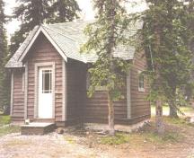 General view of the Camp Parker Warden Cabin, 1996.; Agence Parcs Canada / Parks Canada Agency, 1996.