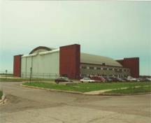Corner view of Hangar 14, depicting the east elevation on the left, and the north elevation on the right, 2001.; Agence Parcs Canada / Parks Canada Agency, E. Tumak, 2001.