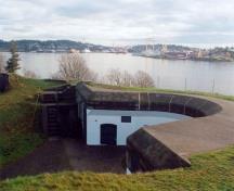 View of left gun emplacement of Lower Battery, 1997; Agence Parcs Canada / Parks Canada Agency, J. Mattie, 1997.