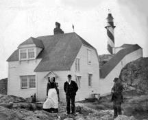 Vue générale de la tour de phare à l’île Bacalhao, montrant aussi la maison du gardien, qui a été déplacée de cette station en 1965, 1900.; Department of Fisheries & Oceans Canada/Département de pêches et océans Canada, 1900.