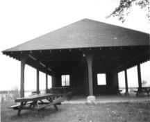 Vue générale de l'élévation est du Pavillon et du grand toit en croupe à faible pente, 1984.; Parks Canada Agency/Agence Parcs Canada, R. Sutart, 1984.