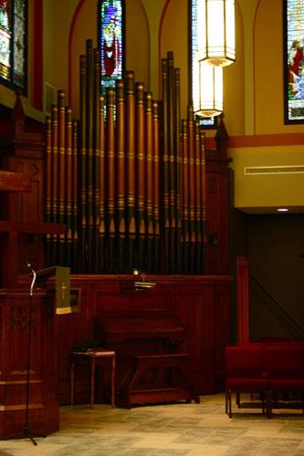 L'orgue à l'intérieur de l'église