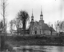 L'église et ses deux presbytères en 1925.; Archives nationales / National Archvies, PA-19976